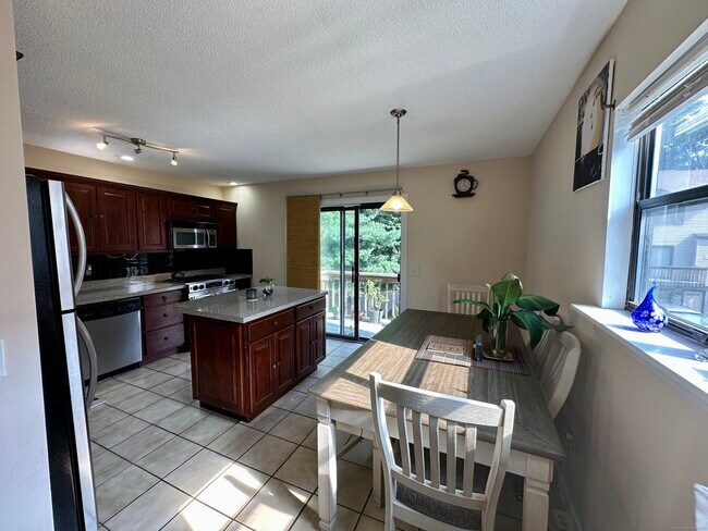 Building Photo - 15 Crest St