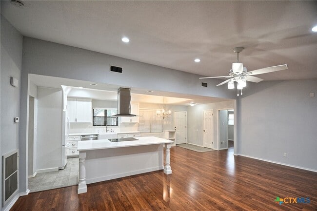 Building Photo - 1215 Clearwater Dr