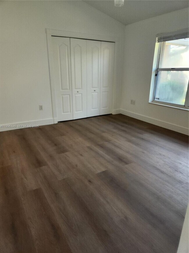 Building Photo - 620 Laurel Ln