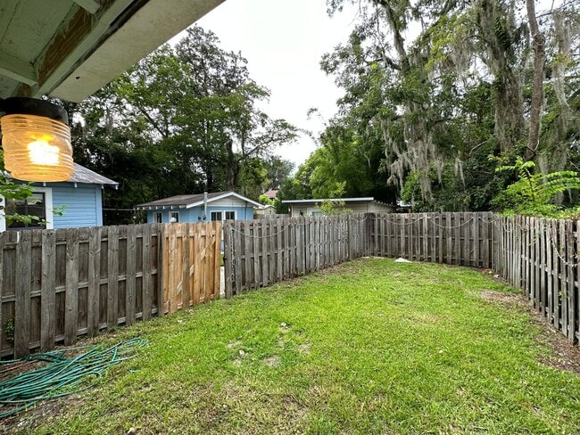 Building Photo - Cozy 2 Bedroom, 1 Bathroom House