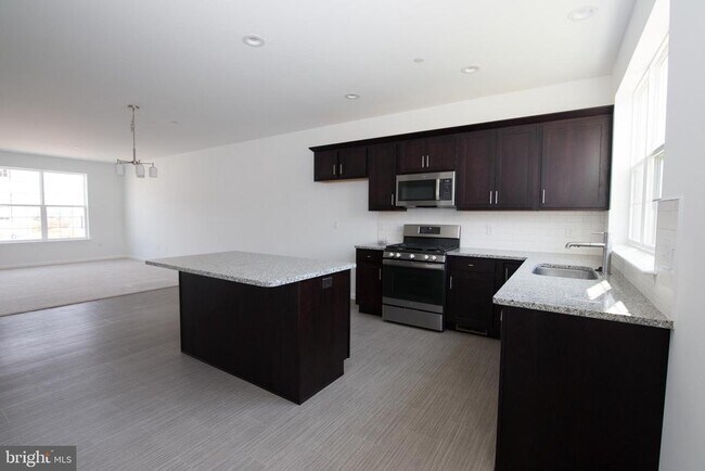 Building Photo - 1817 Shady Ln