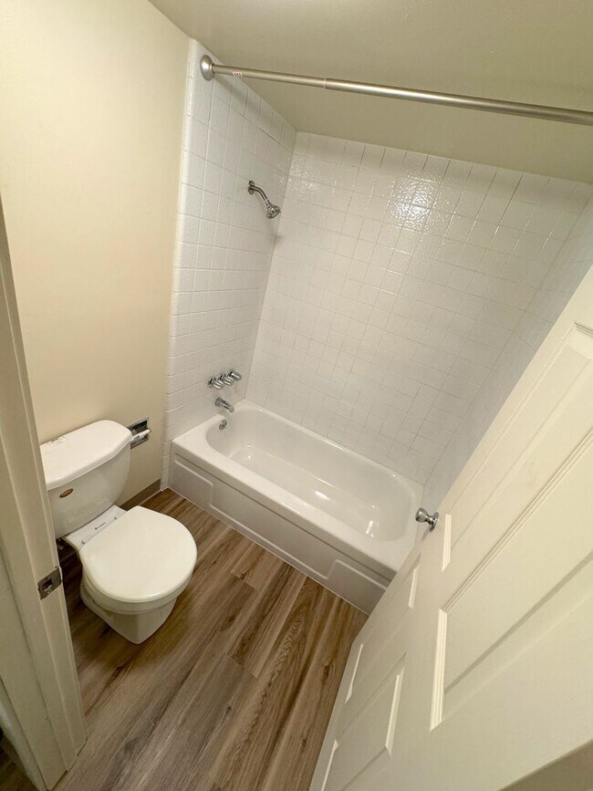 Building Photo - (946) 2780-J - Beautiful Updated 2-bedroom...