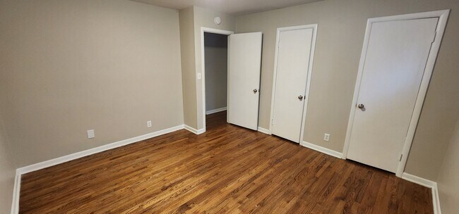 Building Photo - APARTMENT 2BR / 1BA