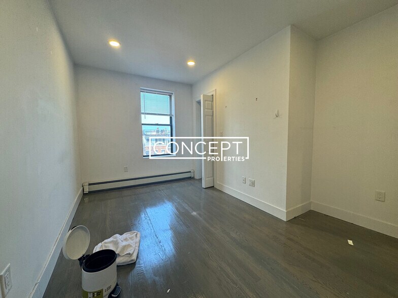 Building Photo - 44 Joy St