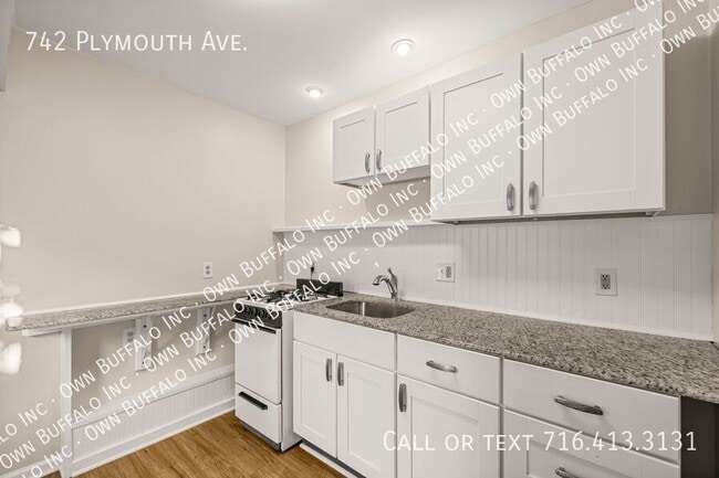 Building Photo - 742 Plymouth Ave