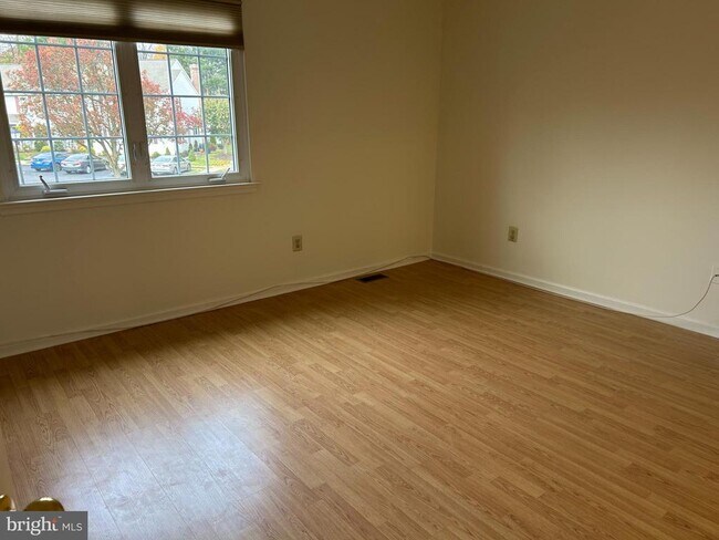 Building Photo - 201 Beacon Ct