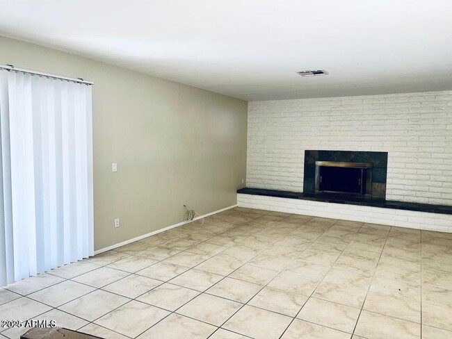 Building Photo - 1717 E La Donna Ln