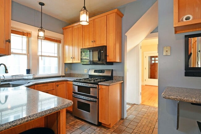 Building Photo - Beautiful 4-bedroom 2.5-bathoom - Great Lo...