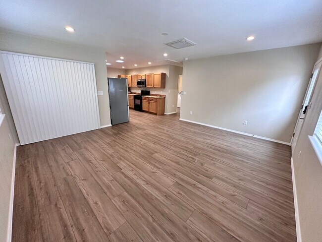 Building Photo - Coming Soon! 1 Bedroom 1 Bathroom with Ref...