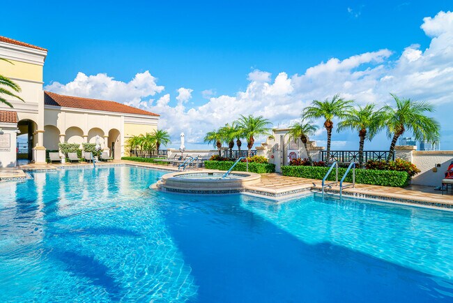 Building Photo - 701 S Olive Ave