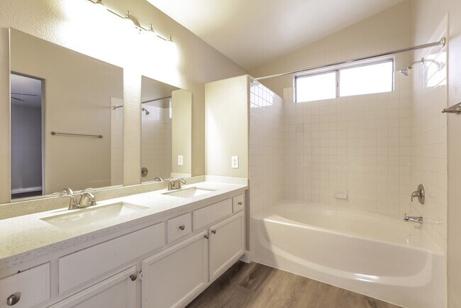 Building Photo - 2446 Cliffwood Dr