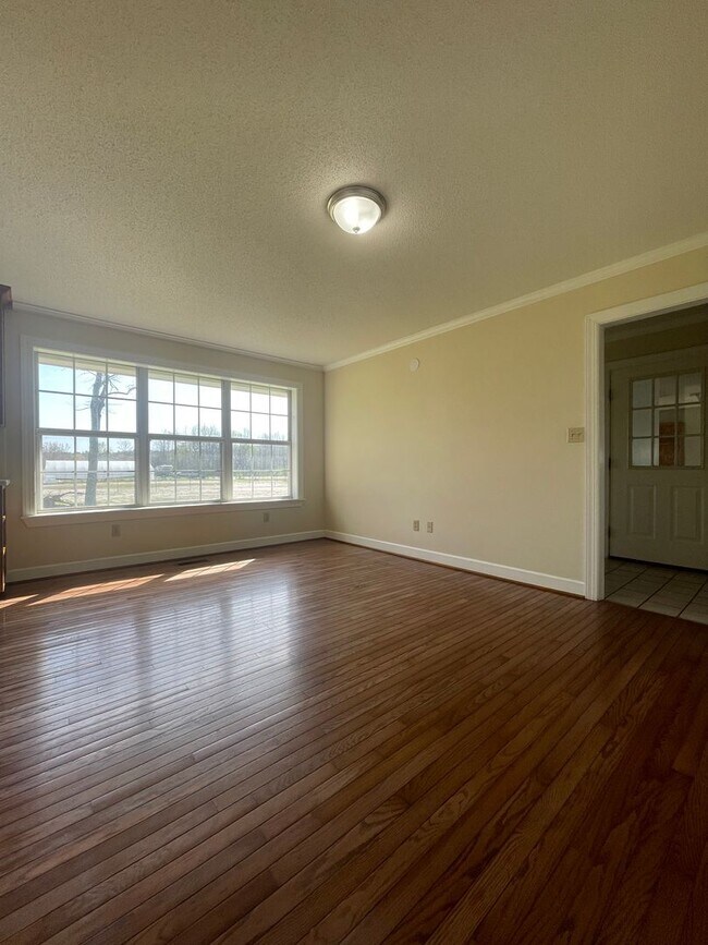 Building Photo - Spacious country home for lease