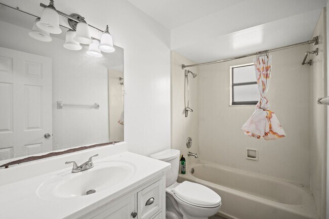 Building Photo - Stunning duplex offers two spacious bedroo...