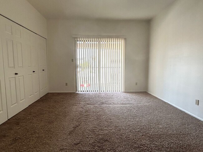 Building Photo - Spacious 2 Bedroom, 2 Bathroom Condo