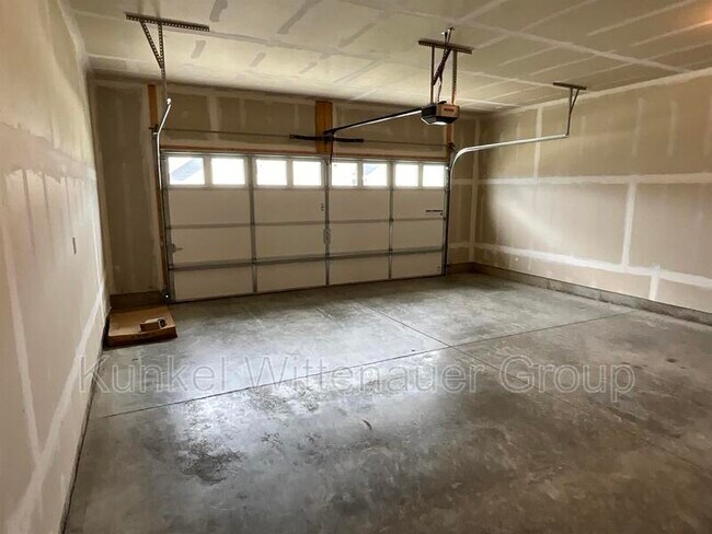 Building Photo - 808 Applewood Creek Dr