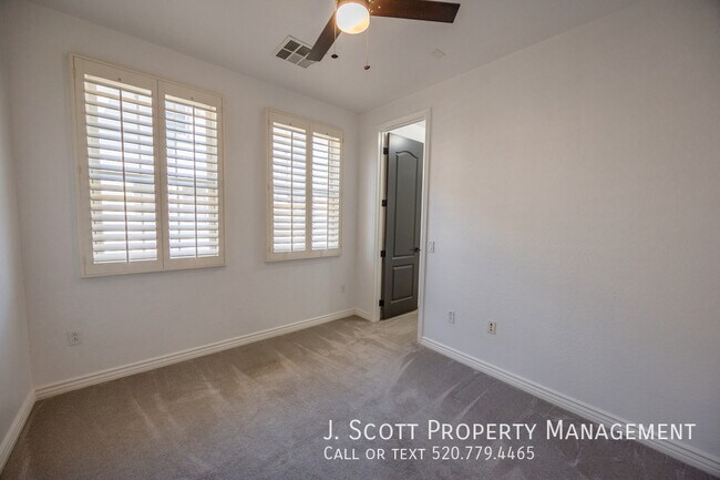 Building Photo - 2445 E Montecito Ave
