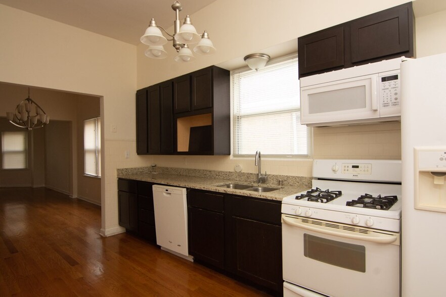 Building Photo - 2814 N Maplewood Ave
