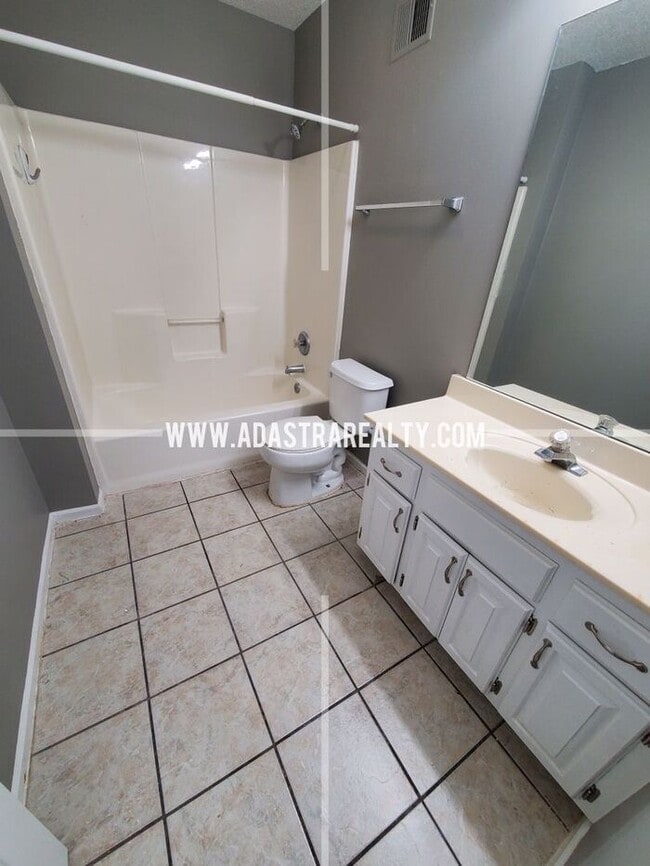 Building Photo - Spacious Duplex in the Heart of Olathe-Com...