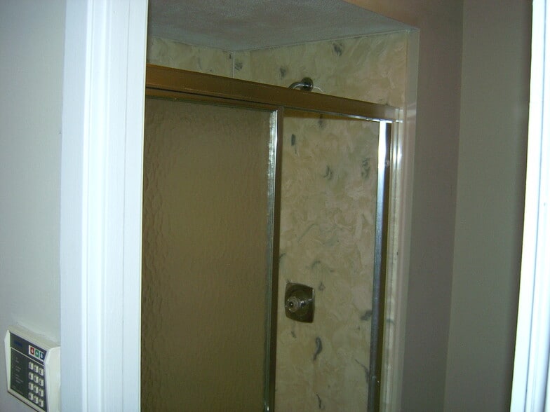 master bath shower - upper level - 361 Fox Village Ct