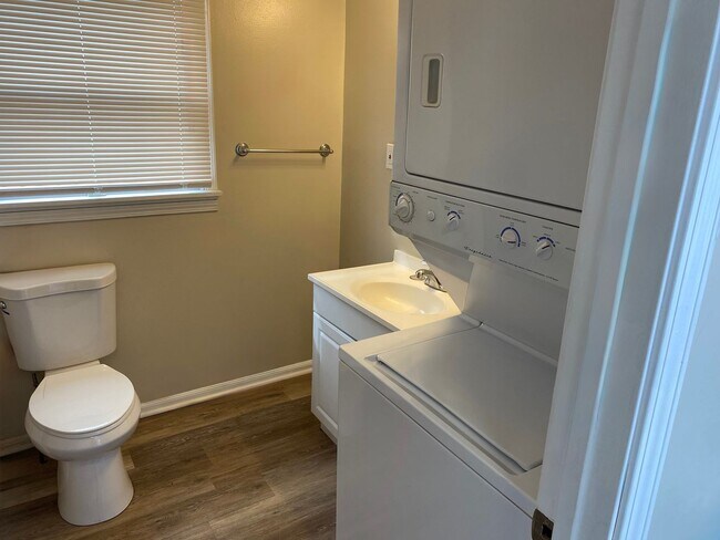 Building Photo - 235-2 Lexington Ave – The Treehouse Apartm...