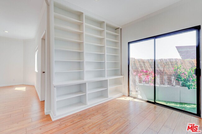 Building Photo - 832 Palm Ave