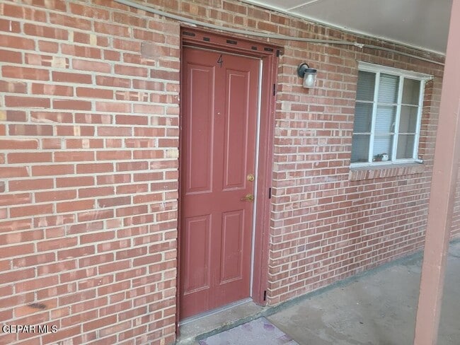 Building Photo - 701 W Yandell Dr