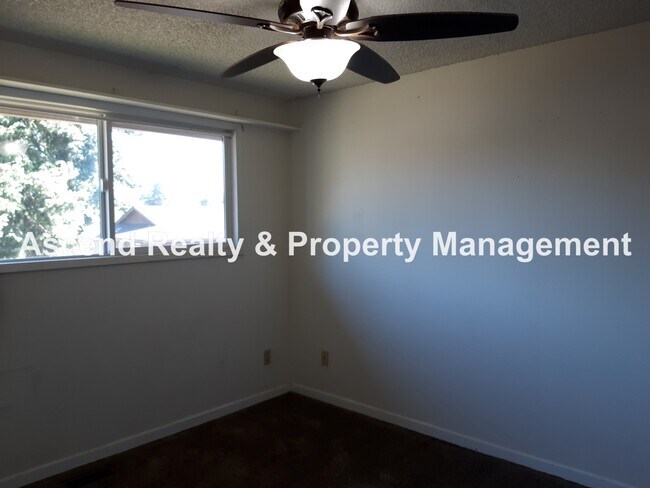 Building Photo - Updated 4 Bed on Cul de Sac Quick Access t...