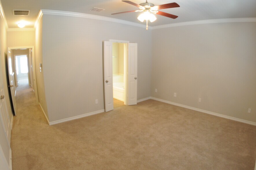 Master bedroom w 2 walk-in closets & ensuite bath - 3426 W 4th St