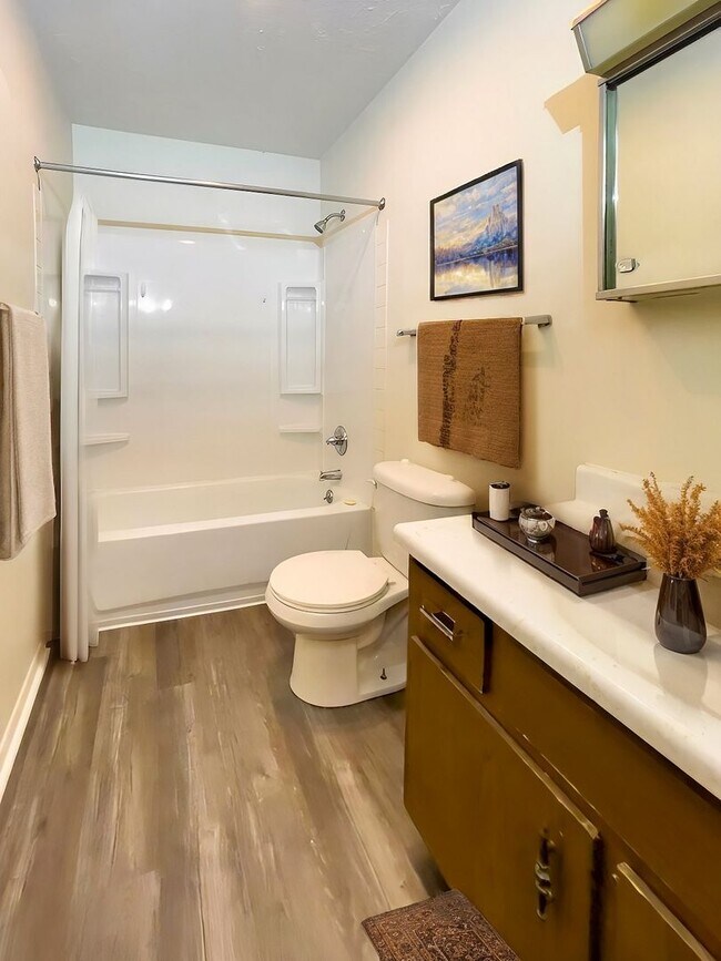 Building Photo - Spacious Ground Floor 2 Bed with Screened Porch!