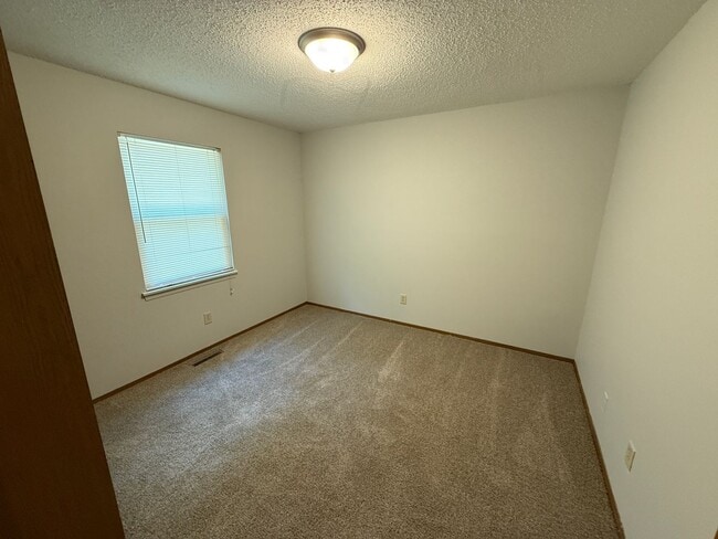 Building Photo - Refreshed 2-Bedroom Duplex in the Heart of...