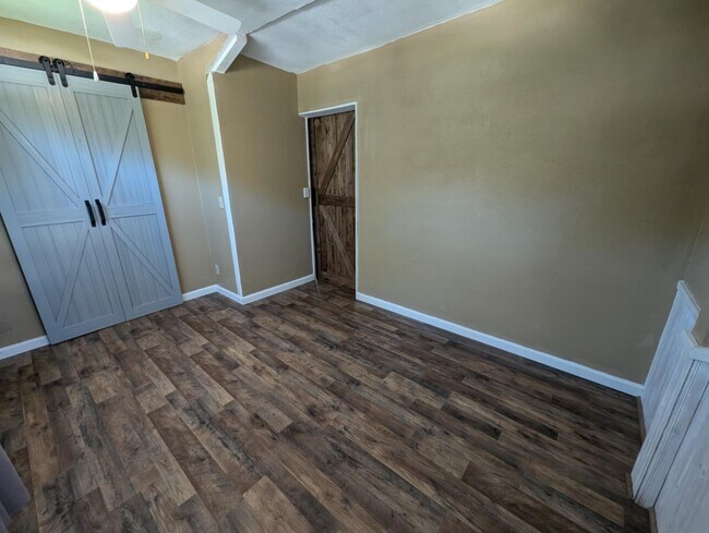 Building Photo - 402 Oregon St