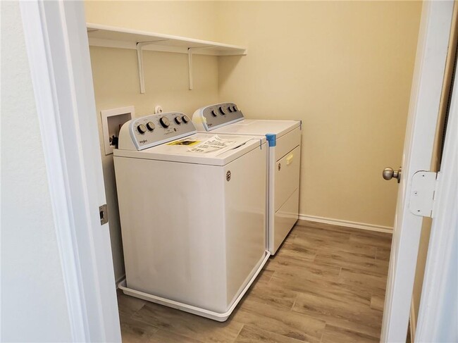 Building Photo - 409 La Dera Dr