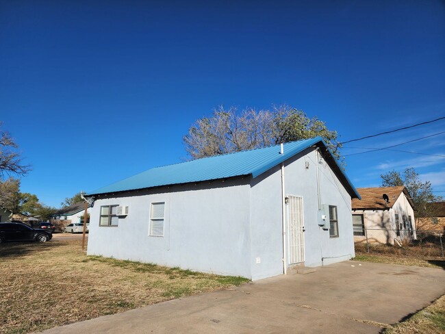 Building Photo - 2 bedroom / 1 bath, W/D connections
