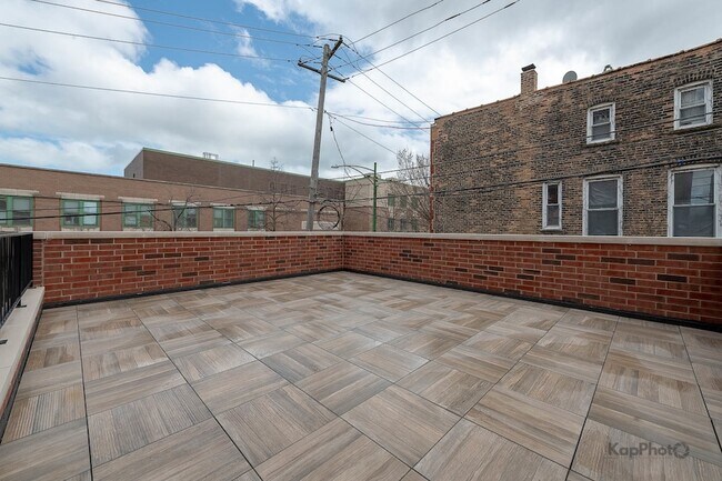 Building Photo - 901 W Cullerton St