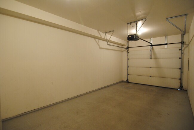 Building Photo - 1386 Brown St