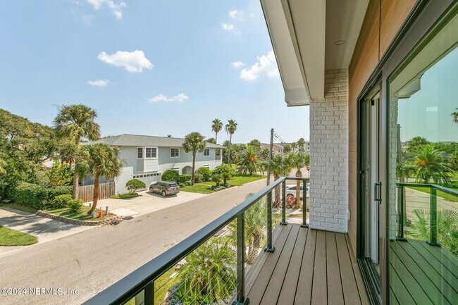 Building Photo - 207 Lora St