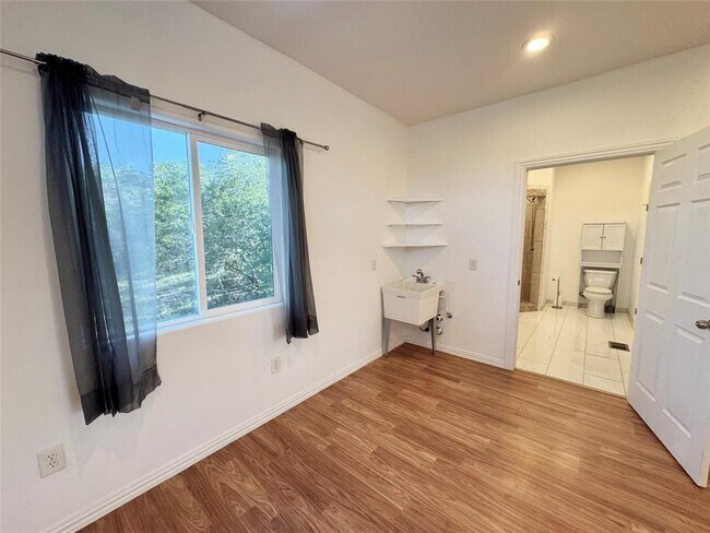Building Photo - 3210 R O Dr