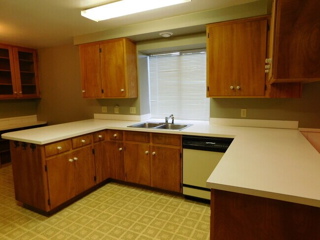 Building Photo - 4Bd/1.5Ba Two Story Home - Available End o...