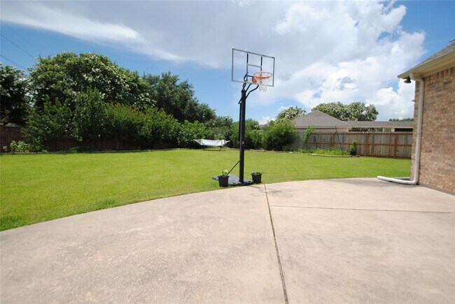 Building Photo - 7602 Westmoreland Dr