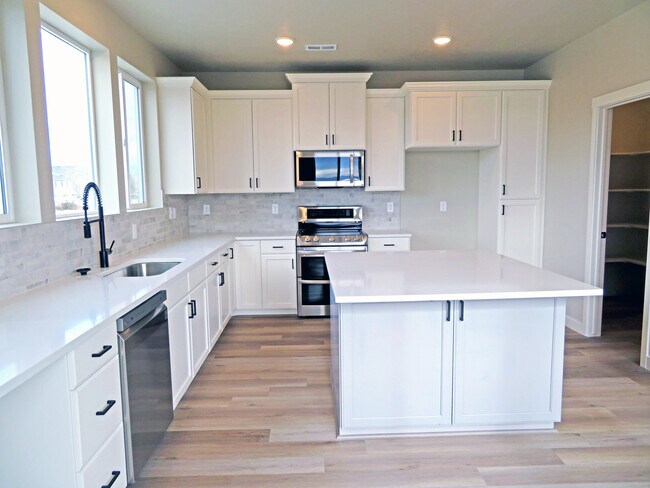 Kitchen with huge island bar - 4708 W Miramonte Way