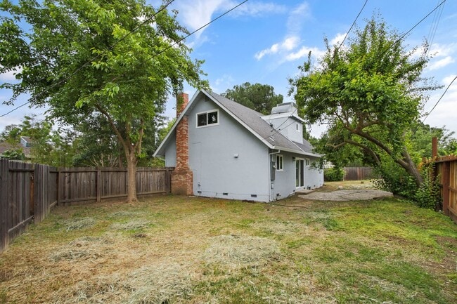 Building Photo - 4 Bedroom 2 Bathroom - Freshly Remodeled Available for Immediate Move-In