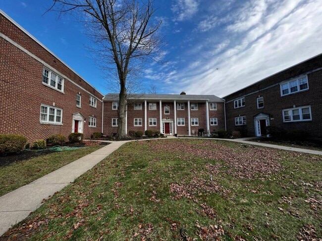 Primary Photo - Lovely Cherry Hill Parke 2nd floor 2 bedro...