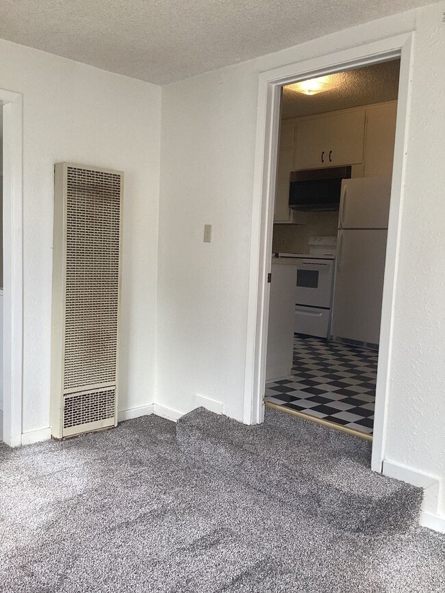 Building Photo - Cute 2 Bedroom with a little historical charm!  One block from ENMU!