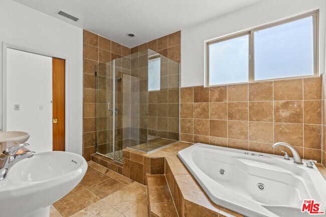 Building Photo - 2619 Rinconia Dr