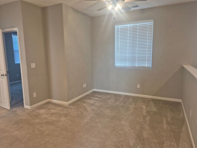 Building Photo - Beautiful 3 Bedroom 2.5 bath home with loft.