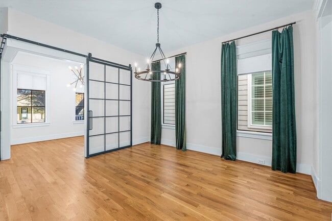 Building Photo - 726 E 28th St