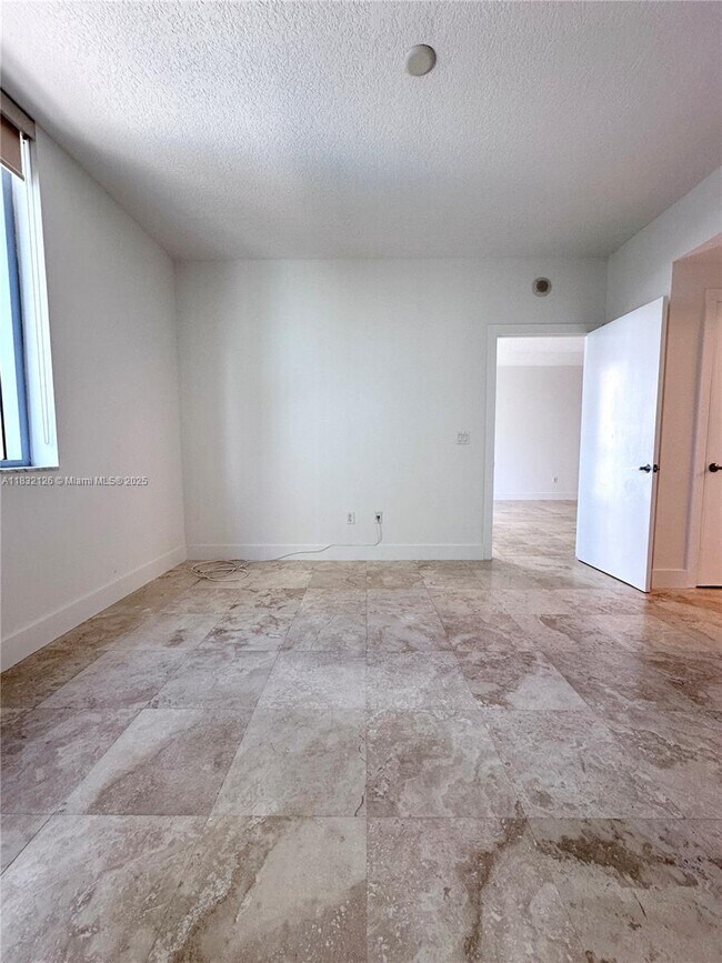 Building Photo - 1060 Brickell Ave