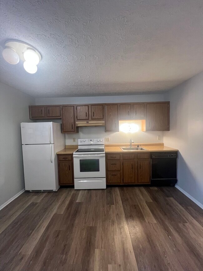 Building Photo - 2 bedroom 1.5 bath condo