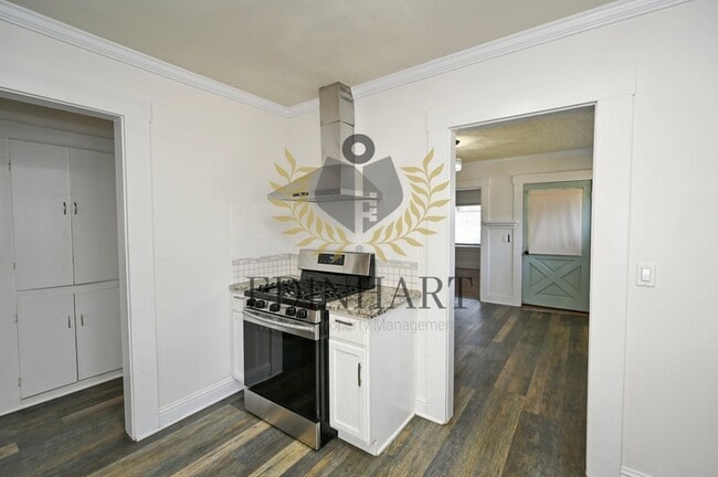 Building Photo - 630 E Dudley Ave