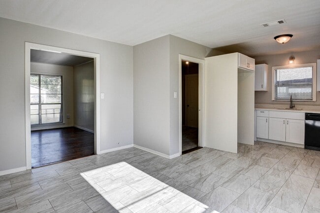 Building Photo - 131 Lakewood Dr